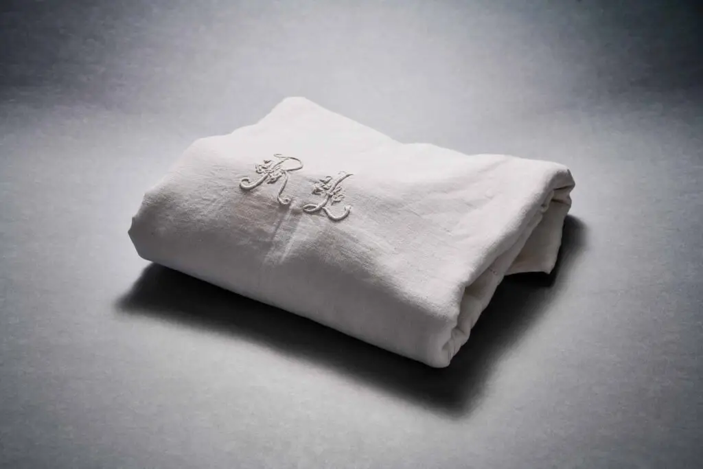 Drap blanc monogrammé utilisé par l'abbé Launay