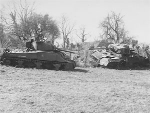 Un Sherman et un Panther détruits à bout portant devant Boisjos. © Collection Dufresne