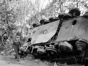 Le commandant suprême allié, dwight eisenhower à Vimoutiers près d’un Tigre II détruit. © NARA, Washington