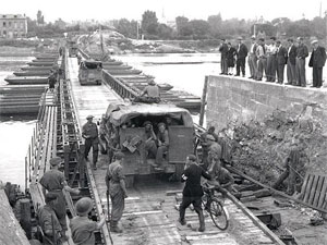 28 août 1944 – la 4e DB canadienne traverse la Seine à Elbeuf. © ANC – PA 113662