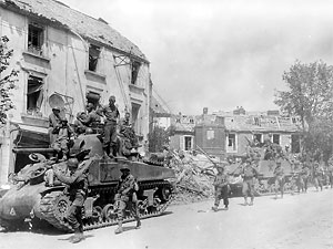 Une olonne de GI’s à Coutances © CR Basse Normandie – National Archives USA