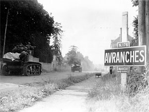 Chars américains à Avranches. © CR Basse Normandie – National Archives USA