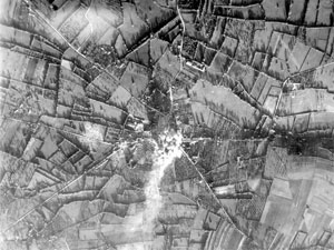 Août 1944 – bombardement d’Aunay-sur-Odon. © CR Basse Normandie – National Archives USA