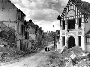 1944 – Comme tant d’autres, Falaise est une ville à reconstruire. © CR Basse – Normandie