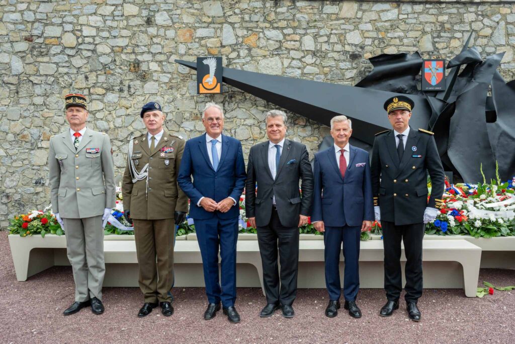 Commémoration Montormel Orne 80 année. Prefet Jallet, chef état major armée de terre, amabassadeur pologne, minitstre armée pologne